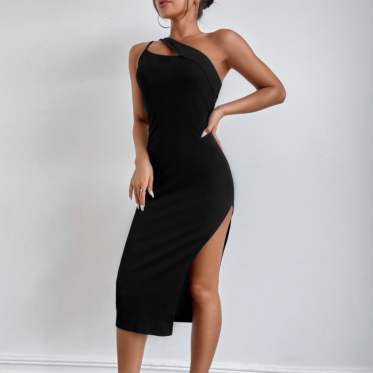 ONE-SHOULDER BLACK BACKLESS DRESS