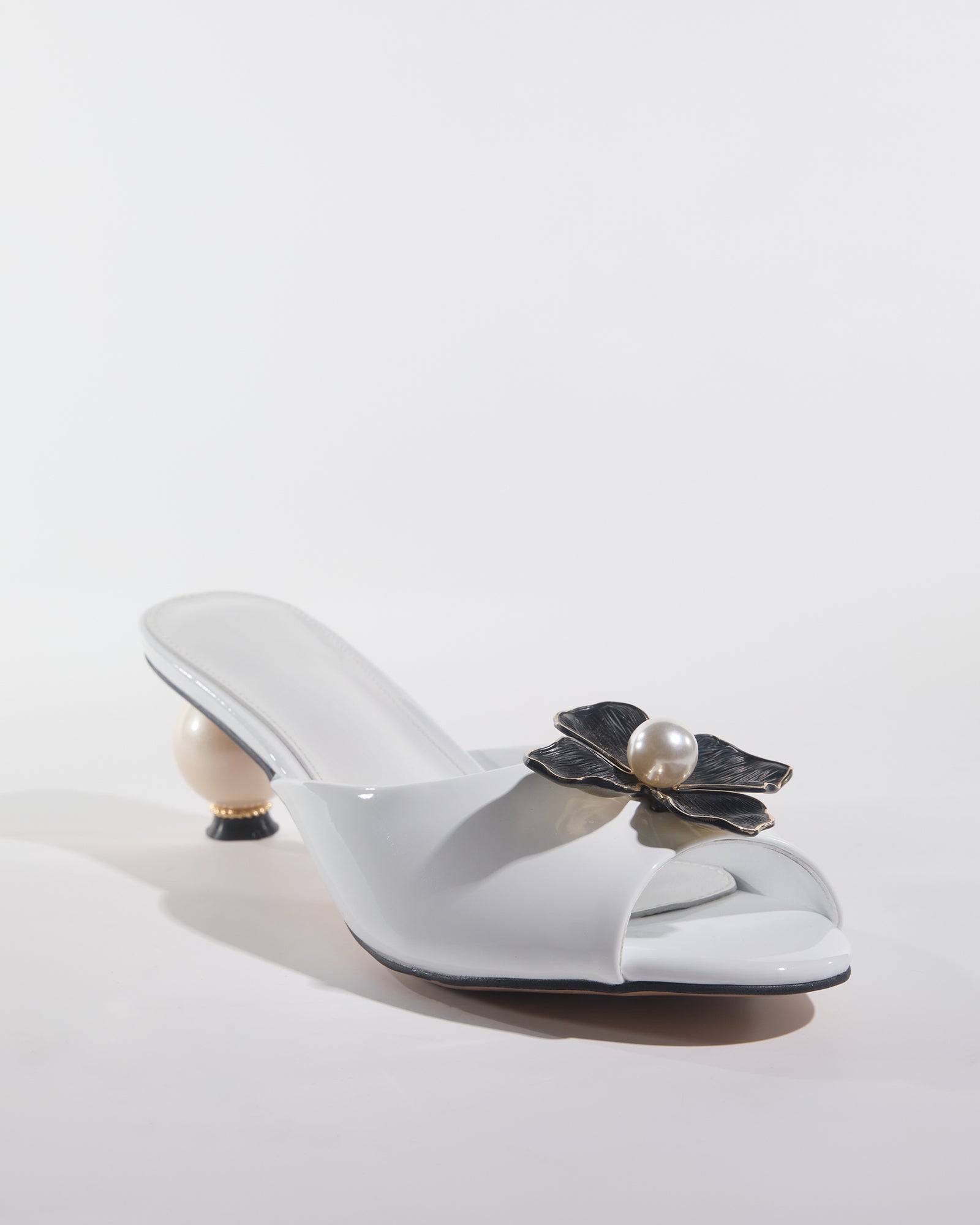 Bonnie Pearl Flower Slippers In White