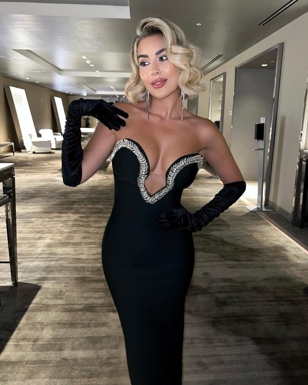 Chic Strapless V-Neck Midi Party Wear