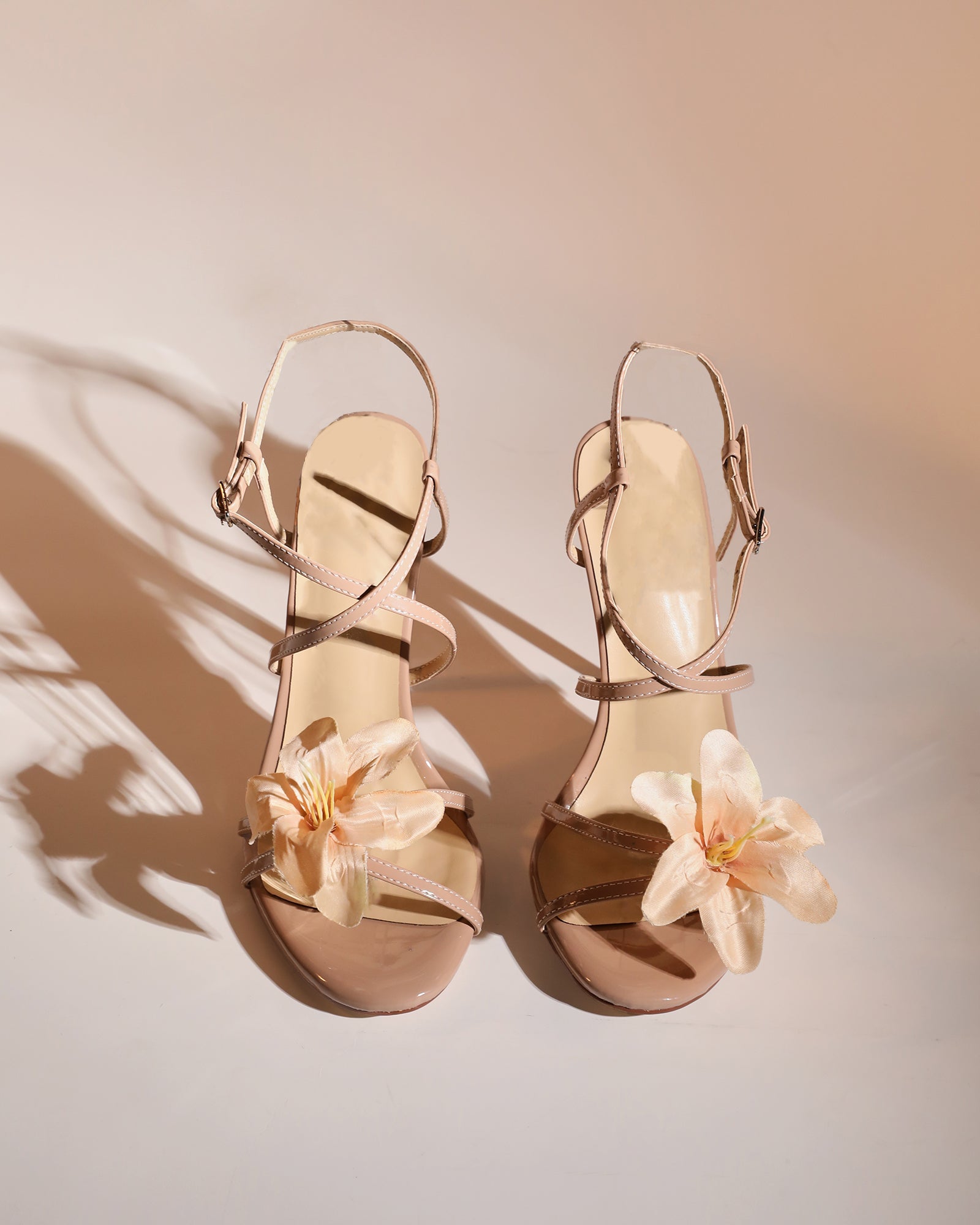Maurizia Flower Cross Strap Sandals In Beige