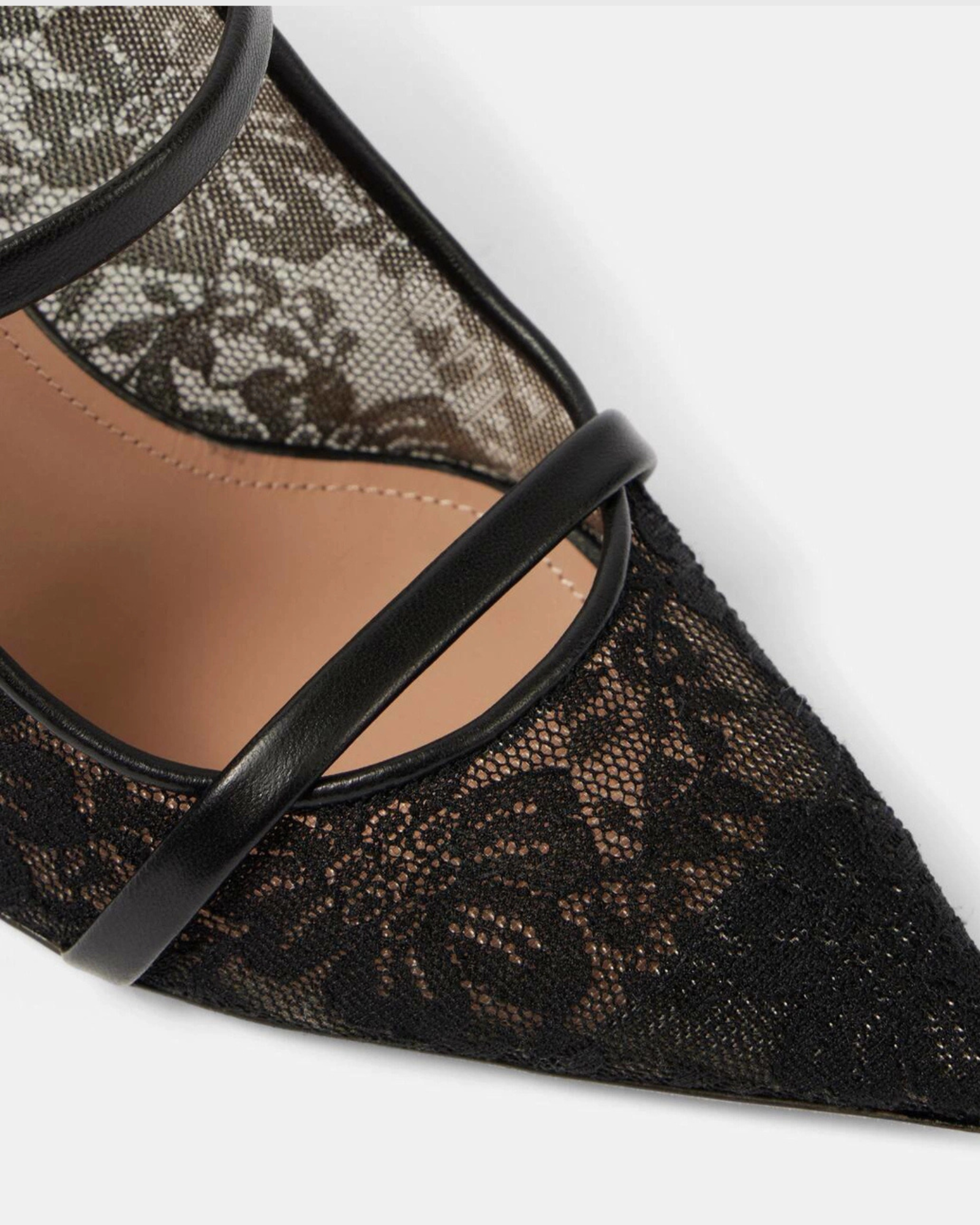 Narcisa Lace Pumps In Black