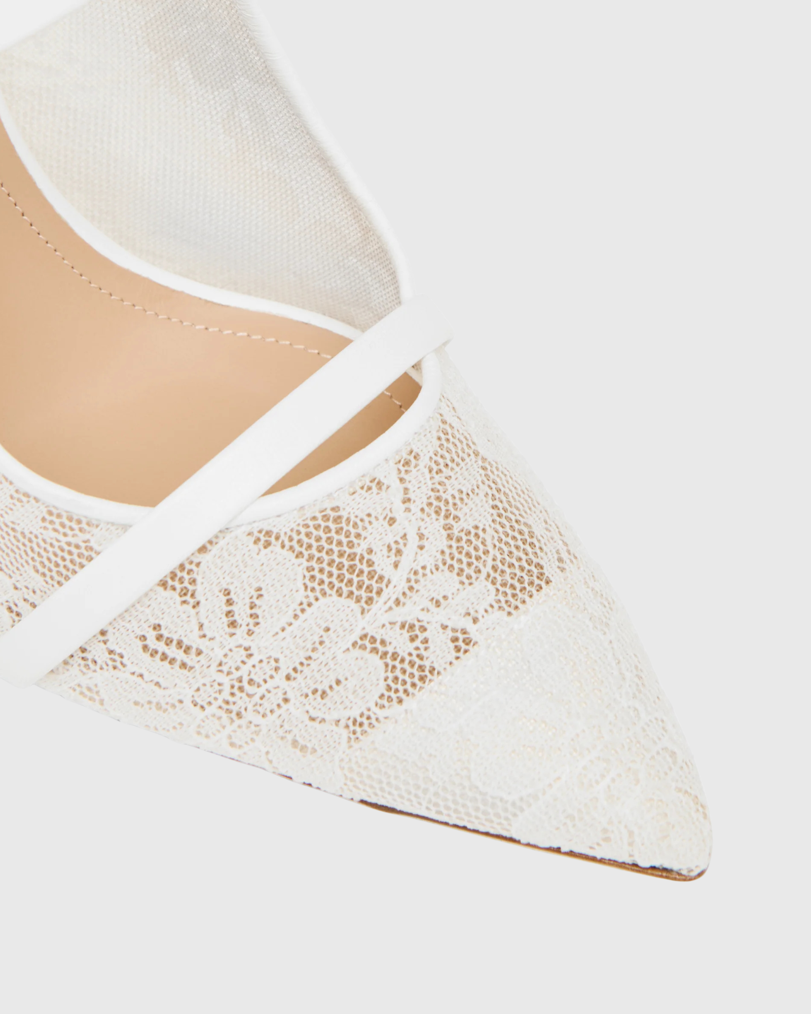 Narcisa Lace Pumps In White